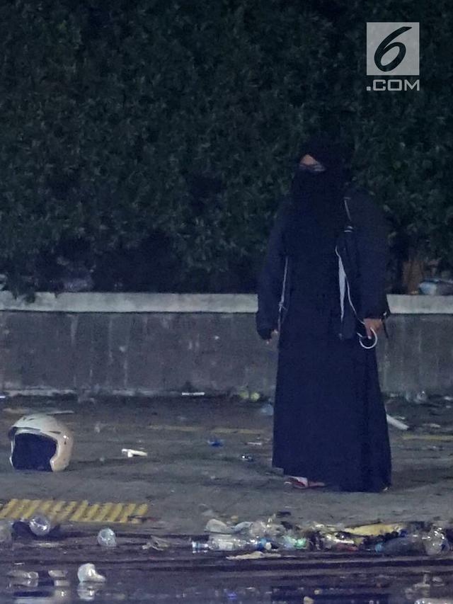 Bercadar Hitam, Perempuan Misterius Ini Berjalan ke Gedung Bawaslu