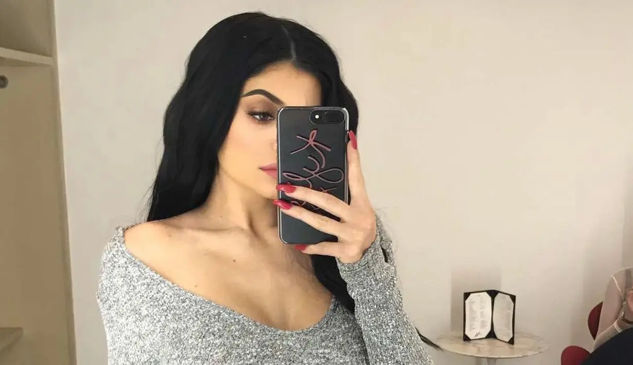 Seperti yang sudah diduga. Kylie Jenner kembali melakukan ritualnya, yakni mirror selfie dan mengunggahnya di Instagram! (instagram/kyliejenner)