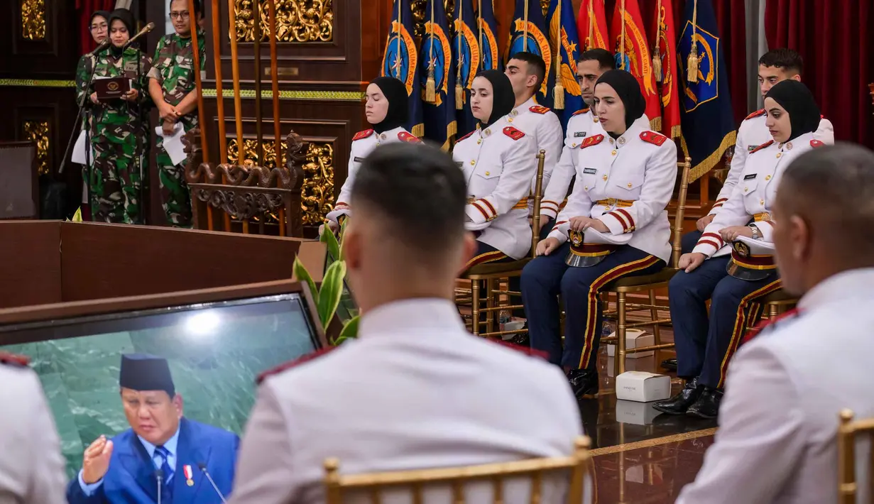 Di sela tatap muka dengan Menhan Sjafrie Sjamsoeddin dan Panglima TNI Agus Subiyanto, para kadet Unhan asal Palestina juga menyempatkan menyaksikan rekaman pidato Presiden Prabowo Subianto dalam Sidang Majelis Umum ke-80 PBB di New York, Amerika Serikat. (BAY ISMOYO/AFP)