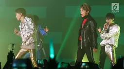 Aksi Jonghyun SHINee (kanan depan) dalam konser bertajuk SHINee World V di JIExpo Kemayoran, Jakarta, 12 November 2016. Jonghyun SHINee bergabung dengan SM Entertainment saat ia mengikuti audisi SM Academy pada tahun 2005. (Liputan6.com/Herman Zakharia)
