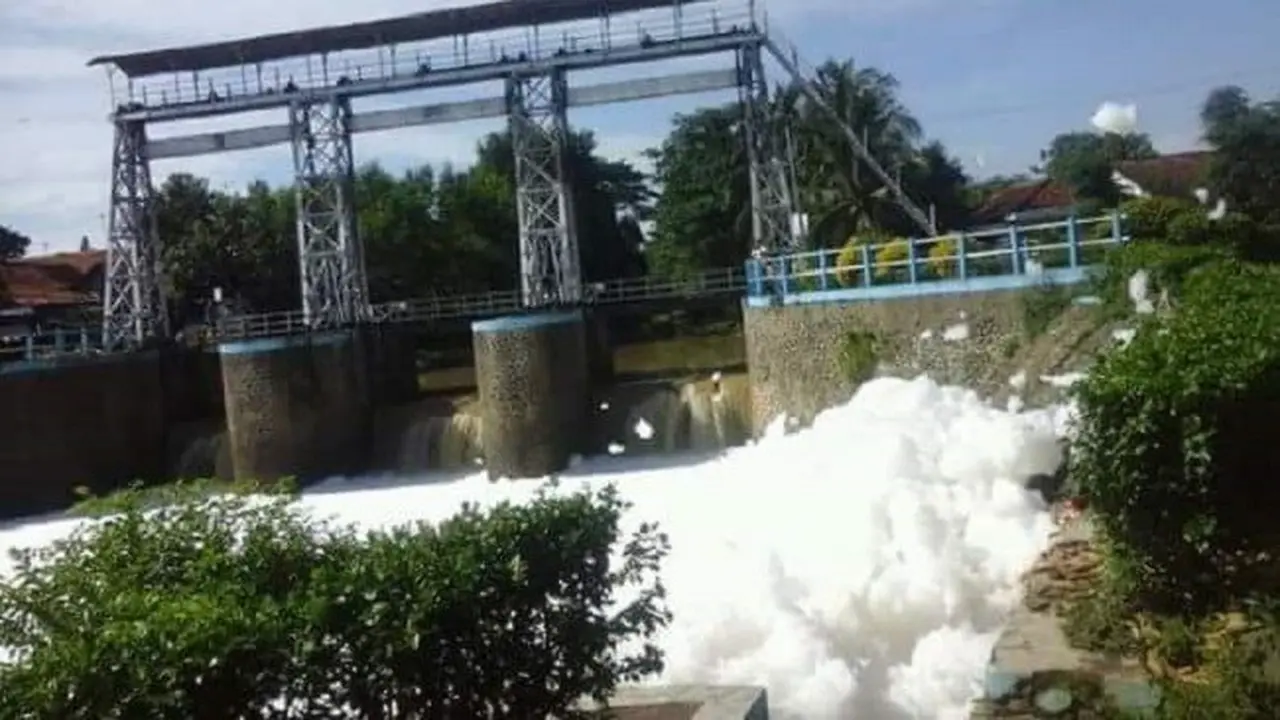 Hasil Uji Lab 'Hamparan Salju' Meresahkan di Sungai Liyer Brebes