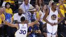 Pemain Golden State Warriors, Kevin Durant, melakukan selebrasi saat pertandingan melawan Cleveland Cavaliers dalam Final NBA gim kedua di Oracle Arena, Oakland, California, AS, (04/06/2017). (EPA/Monica Davey)