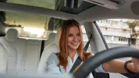 Ilustrasi wanita karier mengendarai mobil/Shutterstock.