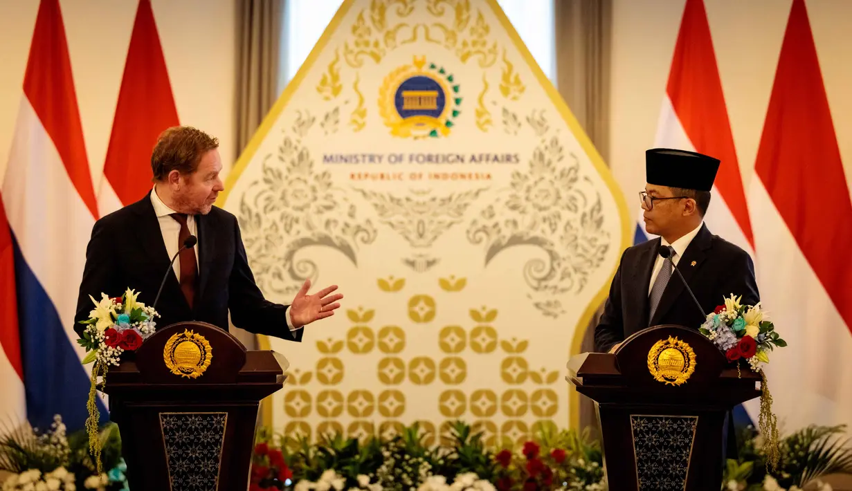 Usai pertemuan, Menlu Belanda David Van Weel dan Menlu Indonesia Sugiono memberikan pernyataan dalam konferensi pers yang digelar bersama di Gedung Pancasila, Jakarta, Kamis (9/10/2025). (Yasuyoshi CHIBA/AFP)
