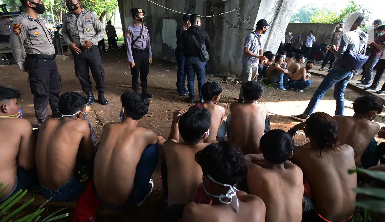 Petugas kepolisian mengamankan sejumlah orang yang diduga akan melakukan unjuk rasa di Kawasan Senayan, Jakarta, Kamis (8/10/2020). Mereka diduga hendak unjuk rasa menolak Undang-Undang Omnibuslaw Cipta Kerja di Gedung DPR. (merdeka.com/Imam Buhori)