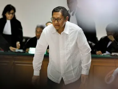 Anas Urbaningrum memberi hormat kepada Majelis Hakim saat memasuki ruang persidangan di Pengadilan Tipikor, Jakarta, Jumat (30/5/14). (Liputan6.com/Johan Tallo)