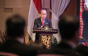 Gubernur Lembaga Ketahanan Nasional (Lemhanas) Letjend TNI Agus Widjojo memberi sambutan saat penganugerahan pin alumni kehormatan Lemhanas kepada Menteri Koordinator Pembangunan Manusia dan Kebudayaan Puan Maharani di Gedung Lemhanas, Jakarta, Kamis (5/9/2019). (Liputan6.com/Faizal Fanani)