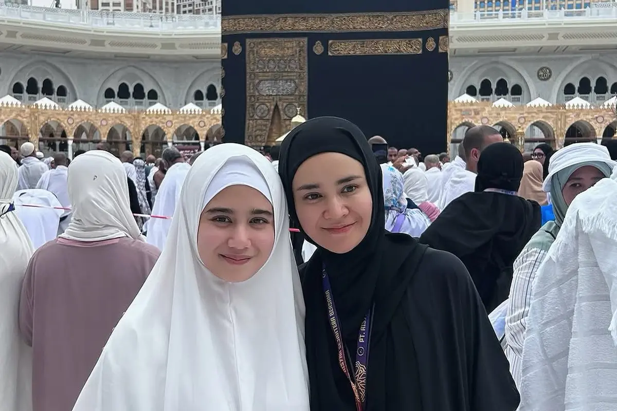 Punya Wajah Serupa, Tissa Biani dan Michelle Ziudith Tampil Bak Anak Kembar Saat Umroh Bareng