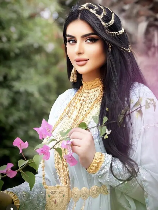 8 Pesona Putri Dubai yang Baru Menikah di Usia 29 Tahun, Kerap Kenakan