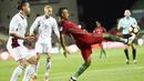 Pemain Portugal, Nani (kanan) berusaha menahan bola saat dihadang para pemain Latvia pada laga Kualifikasi Piala Dunia 2018 di Algarve stadium, Faro (13/11/2016). Portugal menang 4-1. (AFP/Francisco Leong)