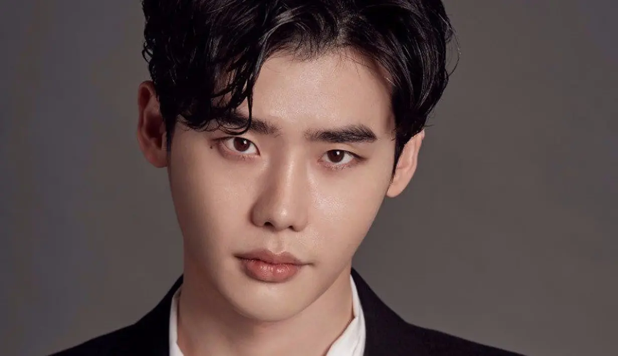 Lee Jong Suk termasuk seorang penggila kopi. Bahkan ia berharap suatu saat nanti, ia bisa membuka sebuah kafe kopi. (Foto: allkpop.com)