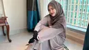 <p>Happy Salma sedang menjalani ibadah Umroh bersama keluarganya. Penampilan berbeda Happy Salma dengan hijab mendapatkan banyak pujian dari netizen. Di foto ini, Happy Salma tampil dengan abay cokelat yang serasi dengan hijab yang dikenakannya. [Foto: Instagram/happy_asmara77]</p>