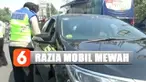 Petugas gabungan merazia pajak kendaraan mewah di ruas Tol Cibubur, Jakarta Timur.