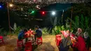 Sejumlah orang bersantap malam di warung makan kaki lima, Kuala Lumpur, Malaysia, 24 Agustus 2020. Kombinasi antara gedung pencakar langit dan situs bersejarah serta perpaduan harmonis beragam budaya semakin memperkaya pesona khas dari Kuala Lumpur. (Xinhua/Zhu Wei)