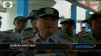 Usai ledakan bom, petugas bersihkan halte Transjakarta di Kampung Melayu.