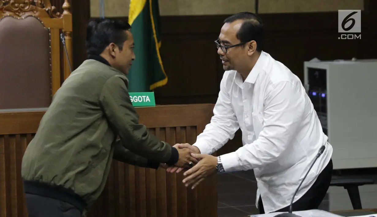 Staf khusus Menteri Agama, Gugus Joko Waskito (kiri) menyalami Haris Hasanuddin usai menjadi saksi pada sidang lanjutan suap seleksi pengisian jabatan di Kemenag dengan terdakwa Haris Hasanuddin dan M Muafad Wirahadi di Pengadilan Tipikor, Jakarta, Rabu (10/7/2019). (Liputan6.com/Helmi Fithriansyah)