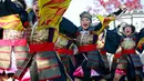 Ekspresi para penari Yosakoi saat tampil dalam pagelaran Festival Yosakoi di Tokyo, Jepang (6/11). Biasanya penari dalam satu kelompok mengenakan kostum berupa happi atau yukata. (AP Photo/Shizuo Kambayashi)