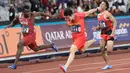 Pelari China, Su Bingtian menyentuh garis finis pada final lari 100 M Putra Asian Games 2018 di Stadion GBK, Jakarta, Minggu (26/8). Su Bingtian memecahkan rekor Asian Games atas namanya sendiri 9,98 detik yang diciptakan di Incheon 2014. (AP/Lee Jin-man)