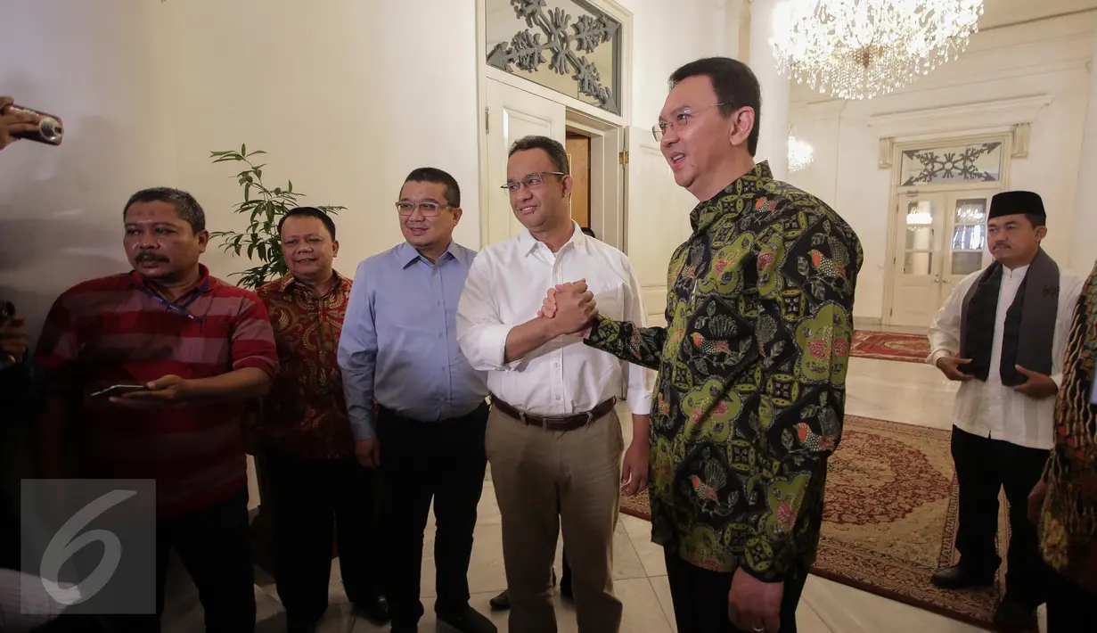 Gubernur DKI Basuki T Purnama atau Ahok dan Cagub DKI, Anies Baswedan melakukan salam komando sebagai bentuk persahabatan di Balai Kota DKI Jakarta, Kamis (20/4). Kedatangan Anies ke Balai Kota untuk menemui Ahok. (Liputan6.com/Faizal Fanani)