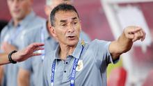 Pelatih Timnas Indonesia U-23, Gerald Vanenburg memberikan arahan kepada pemainnya dalam laga Grup A Piala AFF U-23 2025 di Stadion Utama Gelora Bung Karno (SUGBK), Senayan, Jakarta, Selasa (15/07/2025). (Bola.com/M Iqbal Ichsan)