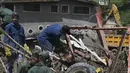 Anggota Tentara Venezuela mencari di antara puing-puing rumah yang hancur untuk mencari korban atau penyintas setelah tanah longsor saat hujan lebat di Las Tejerias, negara bagian Aragua, Venezuela, pada 10 Oktober 2022. Wakil Presiden Delcy Rodriguez mengatakan,Tanah longsor di Venezuela tengah menewaskan sedikitnya 22 orang dan banyak lagi dari 50 hilang setelah hujan lebat menyebabkan sungai meluap. (AFP/Yuri Cortez)