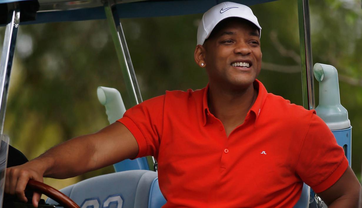 2. Will Smith - Aktor kawakan Hollywood ini merupakan member dari Sherwood Country Club yang terletak di California. Bersama sang istri, pemain film Aladdin ini menjadikan golf sebagai olahraga rutin. (AFP/Isaac Brekken)