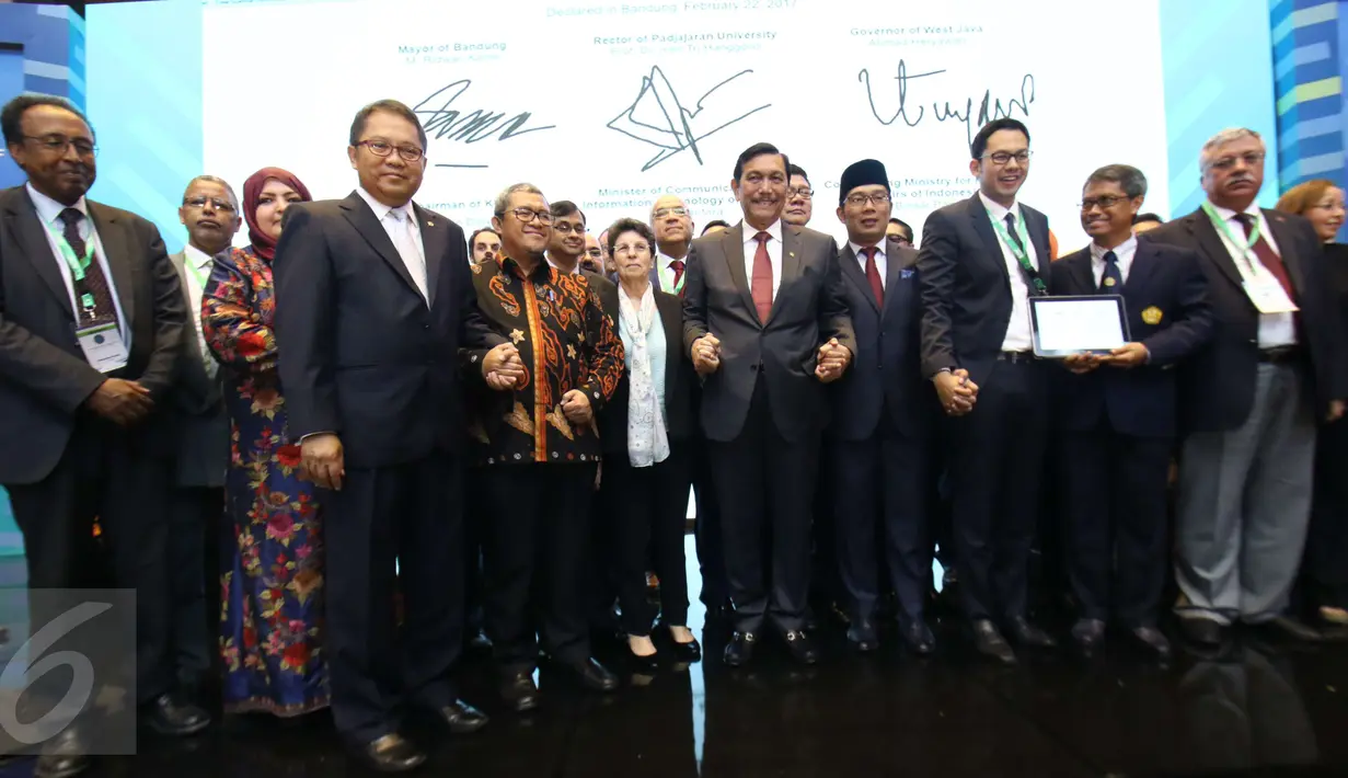 Menkominfo Rudiantara, Gubernur Jawa Barat Ahmad Heryawan, Menko Maritim Luhut Panjaitan, Wali Kota Bandung Ridwan Kamil, Presiden Ibraf Yuliandre Darwis pada acara Konferensi Internasional IBRAF di Kota Bandung, Rabu (22/2). (Liputan6.com/Helmi Afandi)