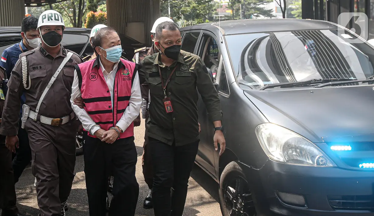 Tersangka kasus dugaan korupsi Surya Darmadi tiba di Gedung Kejaksaan Agung, Jakarta, Kamis (18/8/2022). Surya Darmadi tiba untuk menjalani pemeriksaan perdana kasus dugaan korupsi, pencucian uang, dan penguasaan lahan sawit yang merugikan negara Rp 78 triliun. (Liputan6.com/Faizal Fanani)