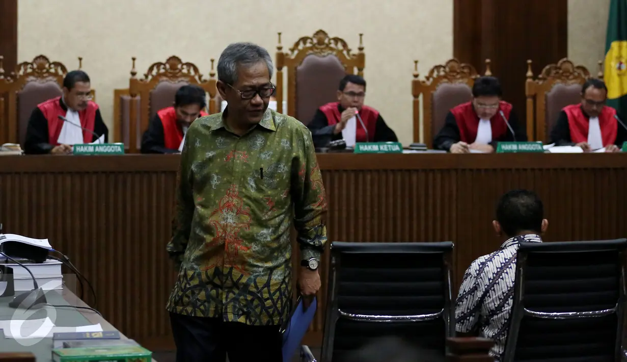 Dirut Bulog Djarot kusumayakti saat menjalani sidang di Pengadilan Tipikor, Jakarta, Selasa (15/11). Djarot bersaksi untuk kasus distribusi gula import di Sumatera Barat yang melibatkan ketua DPD Irman Gusman. (Liputan6.com/Johan Tallo)