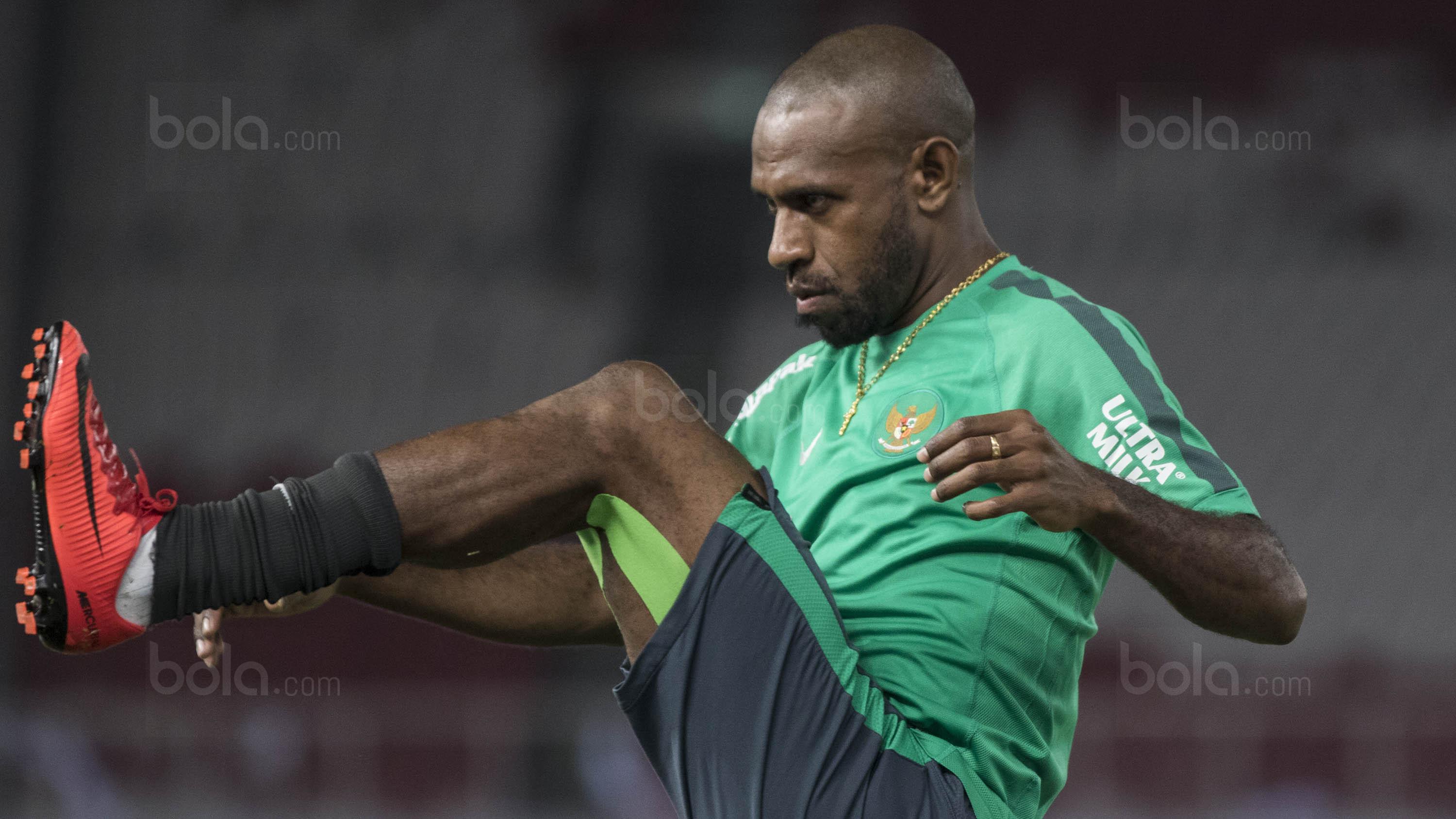 Striker Timnas Indonesia, Boaz Solossa, melakukan pemanasan saat latihan di SUGBK, Jakarta, Sabtu (13/1/2018). Timnas Indonesia menggelar latihan terakhir sebelum laga persahabatan melawan Islandia. (Bola.com/Vitalis Yogi Trisna)