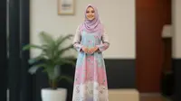 9 Model Gamis Batik Pastel Motif Lembut untuk Acara Keluarga Sederhana, Inspirasi Outfit Manis