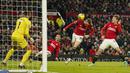 Pemain Manchester United, Scott McTominay (dua kanan), berhasil menyundul bola ke gawang Chelsea yang membuahkan gol dalam pertandingan pekan ke-15 Liga Inggris 2023/2024 yang berlangsung di Old Trafford, Kamis (7/12/2023) dini hari WIB. (AP Photo/Dave Thompson)