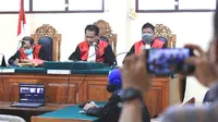 Majelis Hakim PN Banjarmasin memvonis Dewi Larasati (21) penjara selama 13 tahun karena menganiaya balita yang merupakan anak tirinya hingga tewas. (foto: Mahfuz)