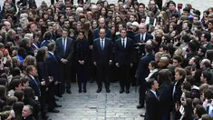 Presiden Perancis Francois Hollande (kedua kanan) melakukan a minute of silence atau hening selama semenit di Universitas Sorbonne, Perancis, (16/11/2015).  Ini dilakukan sebagai penghormatan bagi korban serangan di Paris. (REUTERS/Stephane de Sakutin) 
