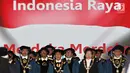 Rektor Institut Teknologi Bandung (ITB) Kadarsah Suryadi (tengah) menyanyikan lagu Indonesia Raya jelang Sidang Terbuka Dies Natalis ke-59 di Aula Barat ITB, Bandung, Jawa Barat, Jumat (2/3). (Liputan6.com/Immanuel Antonius)