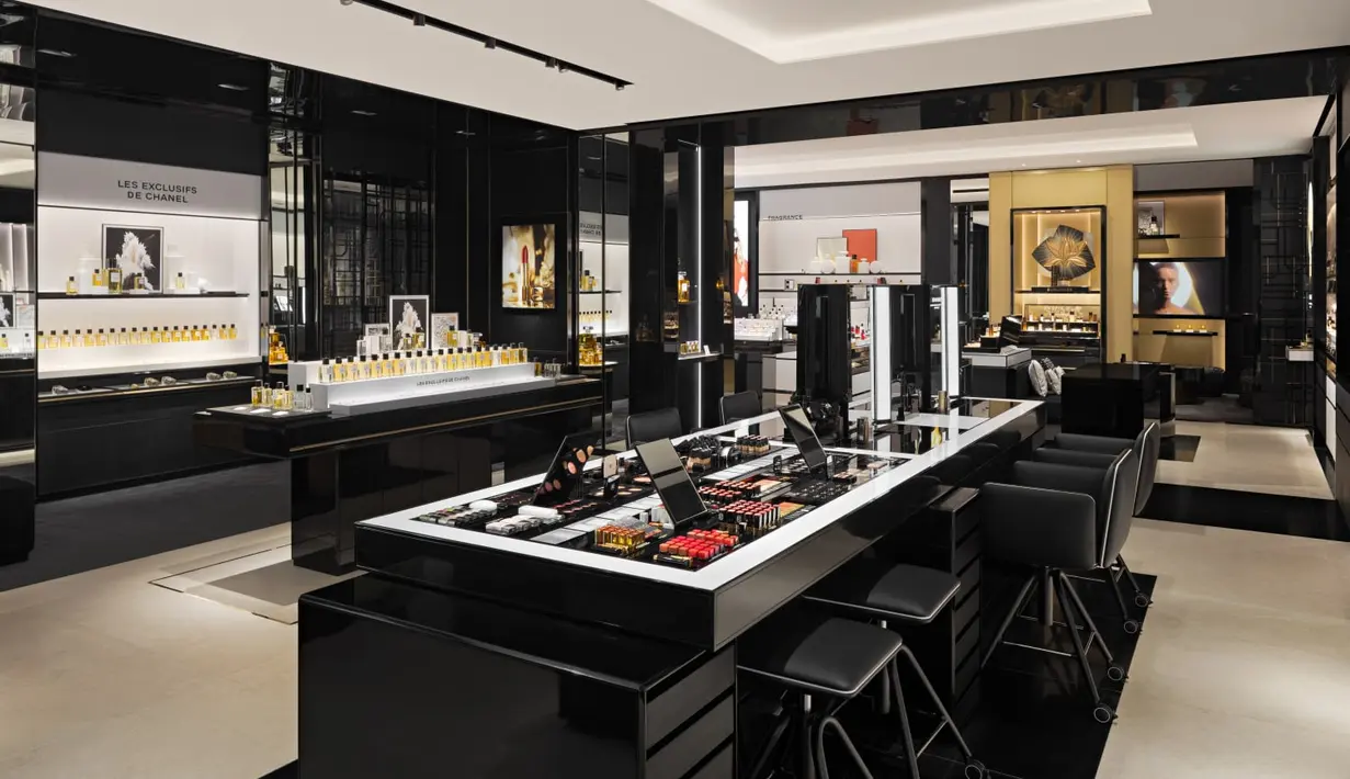 Ruang wewangian dan makeup yang intim menampilkan koleksi eksklusif dari House of Chanel yang memukau, kreasi ikonik yang terinspirasi oleh berbagai babak kehidupan Mademoiselle Chanel. Sebuah lounge dan meja rias dengan suasana tenang dan elegan mendorong klien untuk berlama-lama, menjelajahi, dan menikmati momen penemuan segala hal yang berkaitan dengan kecantikan.  / Foto dok: CHANEL.