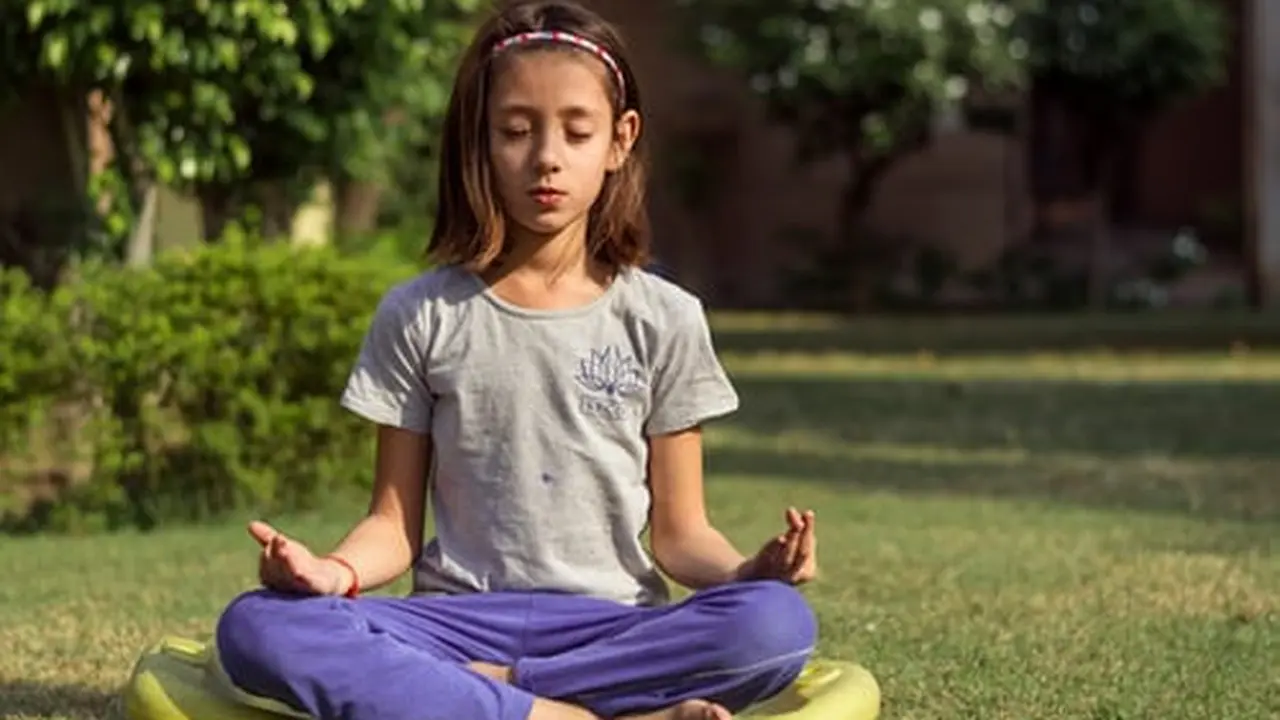 Ilustrasi yoga pada anak
