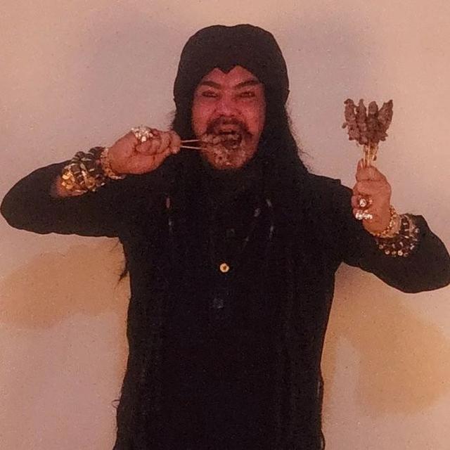 6 Potret Terbaru Pesulap Master Limbad, Kini Jualan Sate