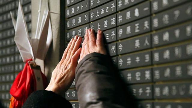 Selama 23 Tahun, Pria Minta Maaf Di Depan Abu Mendiang Istrinya