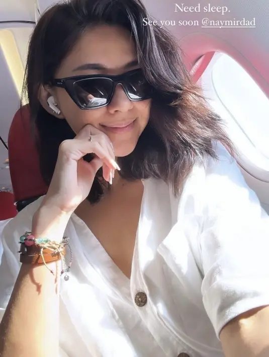 Terbaru, Nana pun tampil tanpa makeup saat berada di pesawat. Namun tetap alisnya nampak on fleek.  (@nanamirdad_)