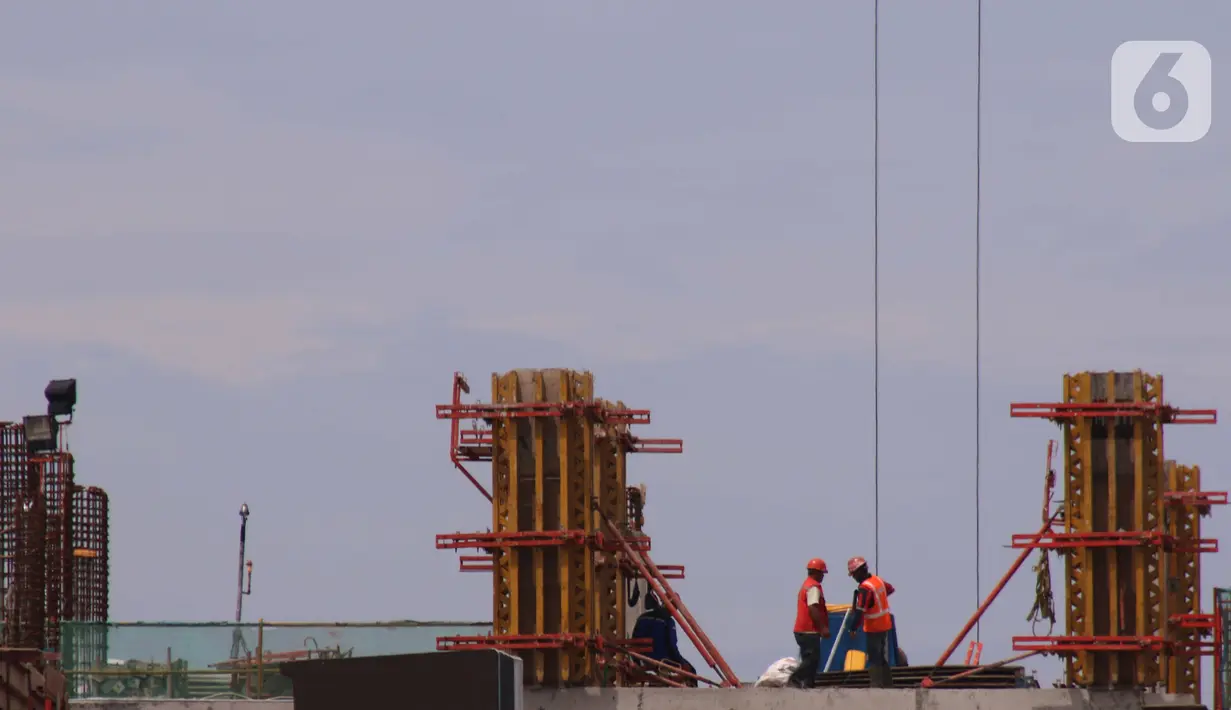 Pekerja menyelesaikan proyek bangunan bertingkat di Jakarta, Kamis (24/2/2022). Menteri Keuangan Sri Mulyani Indrawati akan mengucurkan anggaran Penanganan COVID-19 dan Pemulihan Ekonomi Nasional (PC-PEN) sebesar Rp 455,62 triliun di 2022. (Liputan6.com/Angga Yuniar)