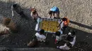 Sejumlah pemuda saat bermain foosball di Kota Gondar, Ethiopia pada 09 November 2020. (Photo by EDUARDO SOTERAS / AFP)
