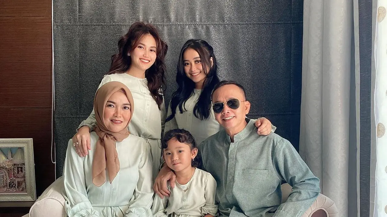 6 Potret Kebersamaan Ayu Ting Ting dan Keluarga Rayakan Lebaran di Rumah Bogor