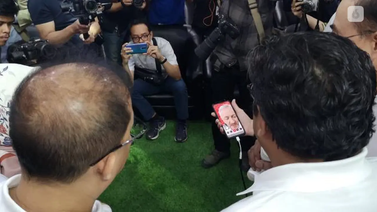 uji coba video call via jaringan 5G oleh Telkomsel memakai smartphone Oppo Reno 5G.