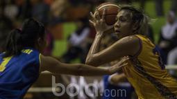 Pebasket Surabaya Fever, Sophia Gabriel, berusaha melewati pebasket Sahabat Semarang pada final Sahabat Cup 2017 di GOR Sahabat, Semarang, Sabtu (22/4/2017). Sahabat kalah 61-71 dari Fever. (Bola.com/Vitalis Yogi Trisna)