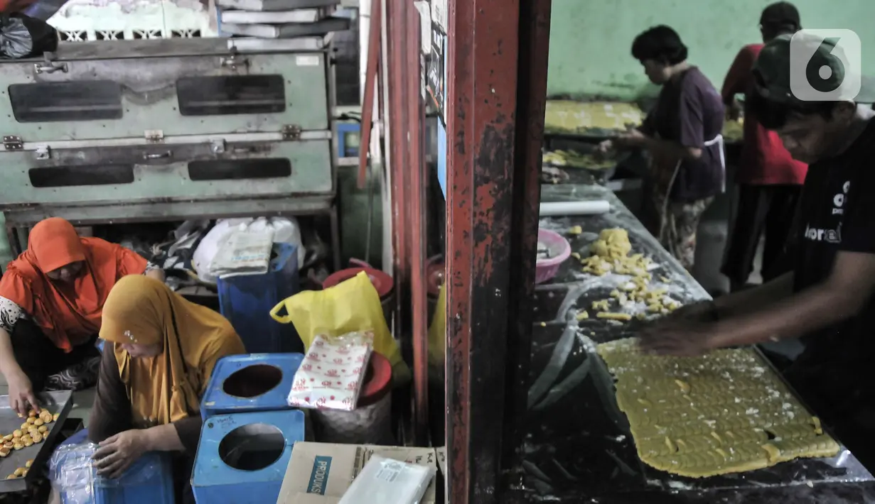 Pekerja saat menyelesaikan produksi kue kering di industri rumahan Pusaka Kwitang, Jakarta, Kamis (6/4/2023). (merdeka.com/Iqbal S Nugroho)