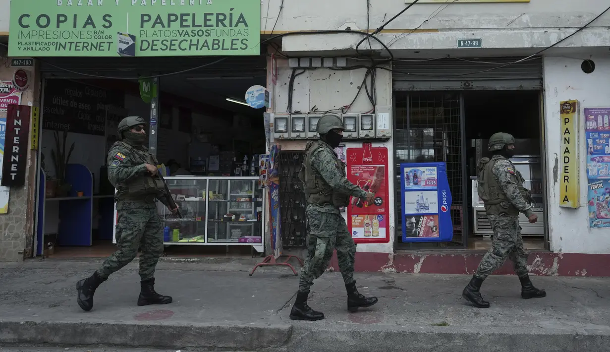 Keadaan darurat itu memberi kekuasaan sementara kepada tentara dan polisi selama 60 hari dan ini merupakan keputusan pertama yang dibuat
Noboa sejak ia menjabat pada November lalu. (AP Photo/Dolores Ochoa)