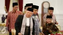 Ketua Umum MUI KH. Ma'ruf Amin dan sejumlah undangan lainnya sebelum melakukan pertemuan di Istana Merdeka, Jakarta, Selasa (1/11). Dalam pertemuan tersebut juga dihadiri Ketua Umum PBNU KH. Said Aqil Siraj. (Liputan6.com/Faizal Fanani)