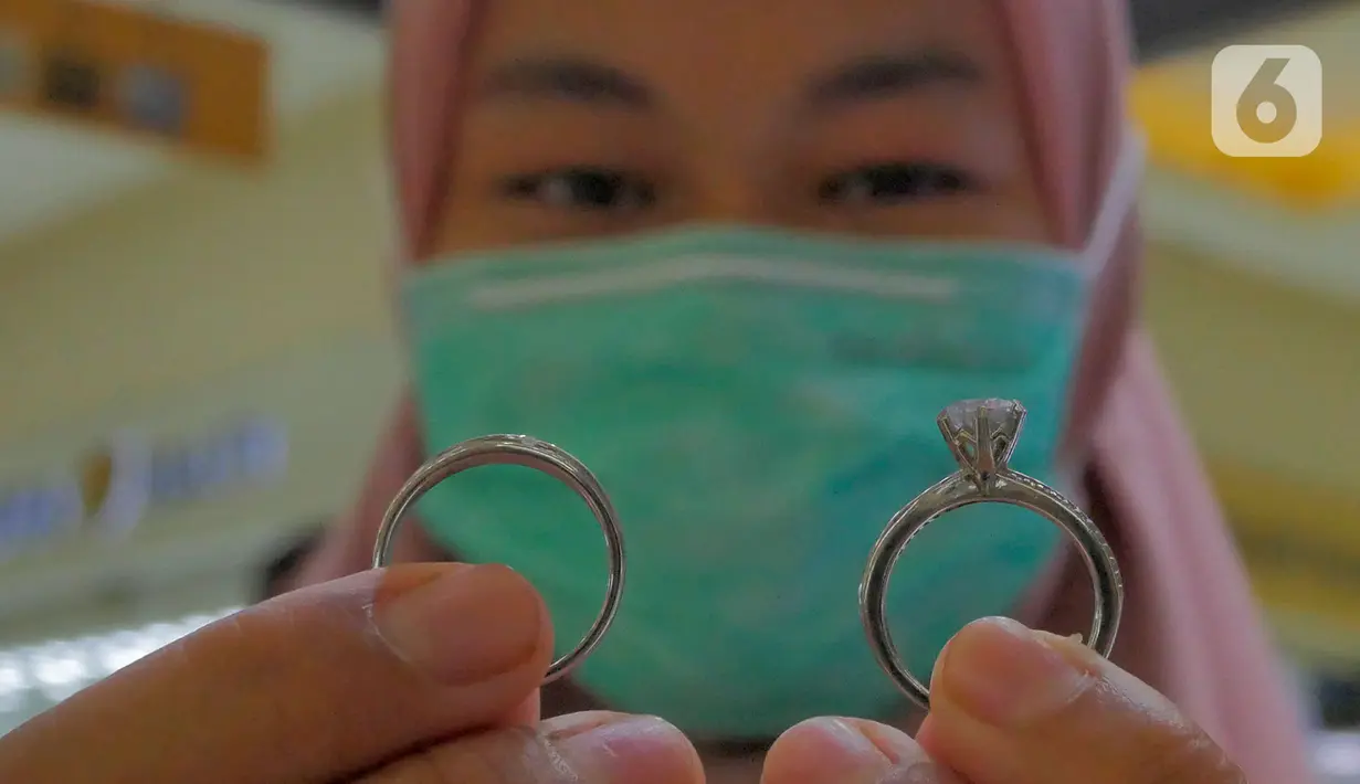 Pedagang menunjukkan perhiasan berbahan perak di gerai pusat perhiasan Cikini, Jakarta, Kamis (25/11/2021). Permintaan perak fisik global tahun 2021 diperkirakan melebihi satu miliar ons untuk pertama kalinya sejak tahun 2015. (Liputan6.com/Herman Zakharia)