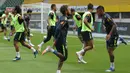 Bintang Brasil, Neymar, bersama rekan-rekannya melakukan pemanasan saat latihan di Stadion Ernst Happel, Wina, Sabtu (9/6/2018). Latihan ini merupakan persiapan jelang laga ujicoba melawan Austria. (Bola.com/Reza Khomaini)